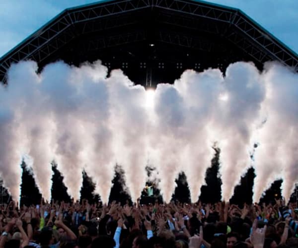 Cañones de humo en un escenario con público